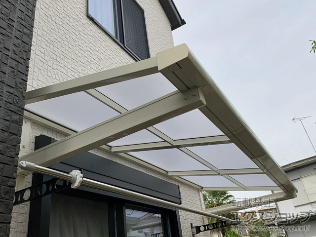 東京都昭島市ののバルコニー・ベランダ屋根 スピーネ F型 ルーフタイプ 単体 積雪〜20cm対応 施工例