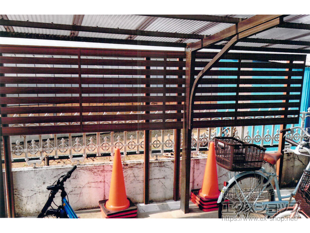 東京都足立区ののフェンス・柵 フェンスAA YS2型 横スリット 木調カラー アルミ多段柱使用（パネル1段） 施工例