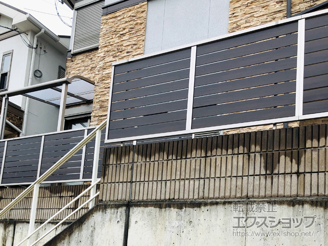 大阪府和泉市ののフェンス・柵 フェンスAB YS3型 横スリット3 木調カラー　フリーポールタイプ 施工例