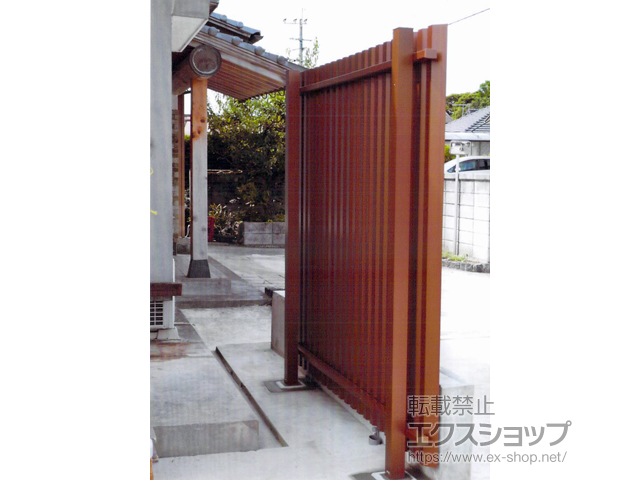 福岡県豊前市ののフェンス・柵 エルファード片面 5型 角度板格子 高尺タイプ フリー支柱タイプ 施工例