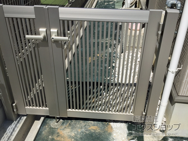 奈良県生駒郡斑鳩町のの門扉 シンプレオ門扉2型 縦格子 両開き親子 門柱使用 施工例