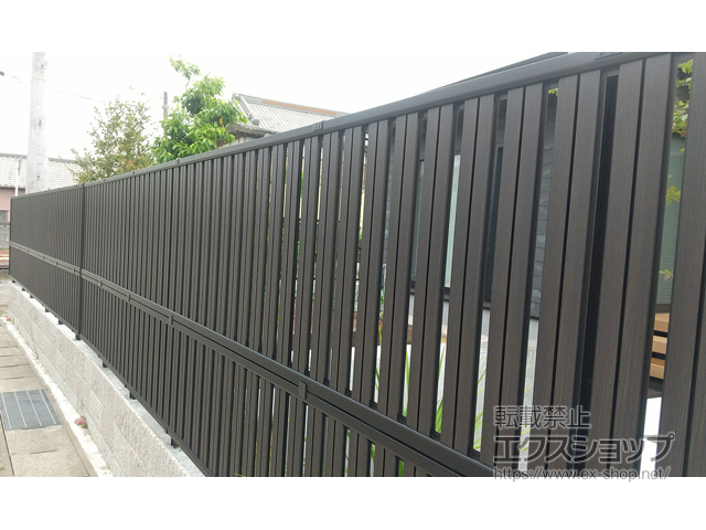 千葉県旭市ののフェンス・柵 ルシアスフェンスF03型 たて半目隠し 木調カラー 2段支柱 ブロック建て用（パネル2段） 施工例