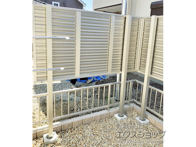 滋賀県守山市ののフェンス・柵 シンプレオフェンス13型 目隠しルーバー 上段のみ設置 自立建て用 施工例