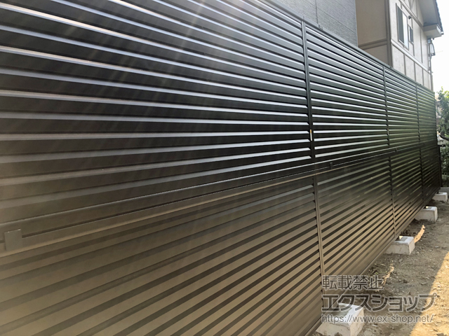 栃木県宇都宮市ののフェンス・柵 ミエーネフェンス 目隠しルーバータイプ 2段支柱 自立建て用 施工例