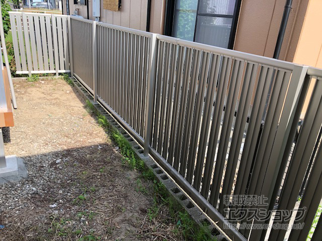 愛知県江南市ののフェンス・柵 ルシアスフェンスF03型 たて半目隠し 木調カラー　自由柱施工 施工例