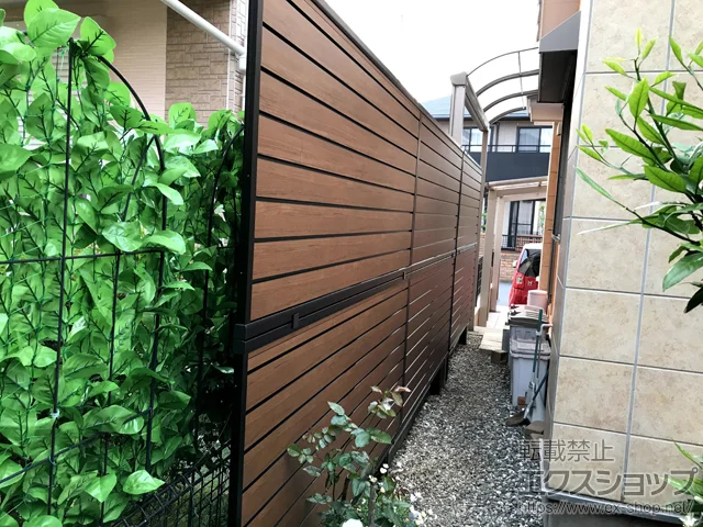 茨城県常総市のValue Selectのフェンス・柵・塀 モクアルフェンス 目隠しタイプ 2段支柱 自立建て用（パネル2段） 施工例