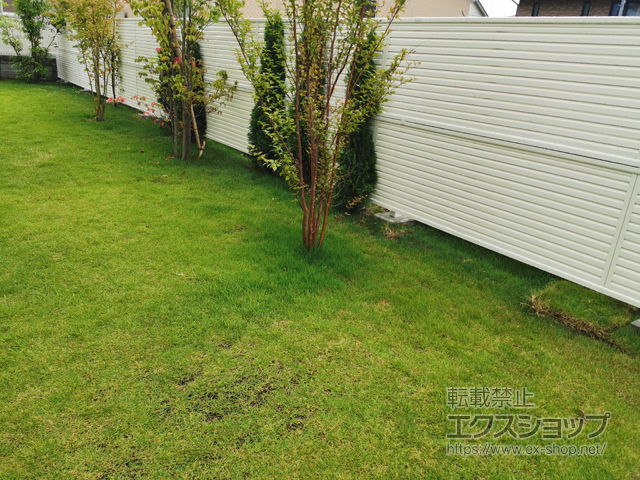 埼玉県久喜市ののフェンス・柵 ミエーネフェンス 目隠しルーバータイプ 2段支柱 自立建て用(パネル2段） 施工例