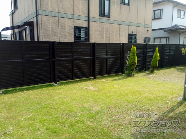 佐賀県佐賀市ののフェンス・柵 ミエーネフェンス 目隠しルーバータイプ 2段支柱 自立建て用（パネル2段） 施工例