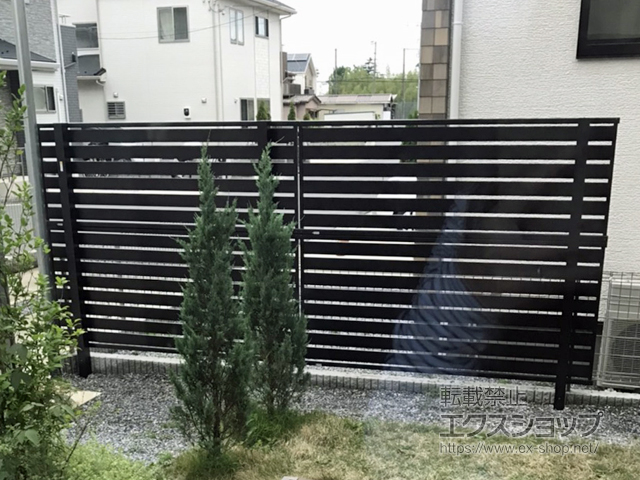 千葉県柏市ののフェンス・柵 ルシアスフェンスF04型 横板 木目カラー 2段支柱 自立建て用 施工例