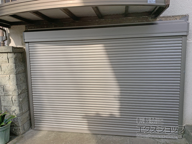 東京都葛飾区のLIXIL リクシル（トステム）のガレージシャッター ガレージシャッタークワトロ 電動式 外部付タイプ ※外部停電時開閉機構 施工例