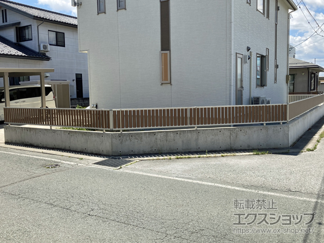 山形県東根市ののフェンス・柵 ルシアスフェンスF03型 たて半目隠し 木調カラー　自由柱施工 施工例