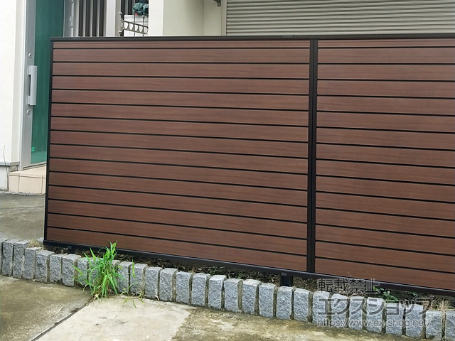 東京都日野市ののフェンス・柵 ルシアス スクリーンフェンスR03型 木調色 自由柱施工 施工例