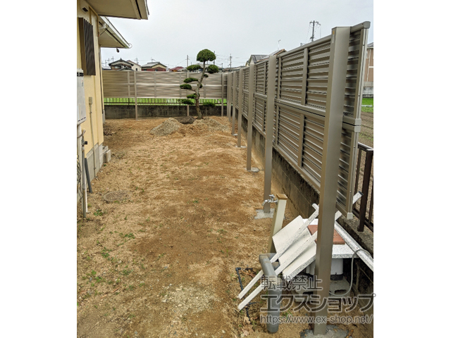 兵庫県加古川市ののフェンス・柵 ミエーネフェンス 目隠しルーバータイプ 2段支柱 自立建て用(パネル2段) 施工例