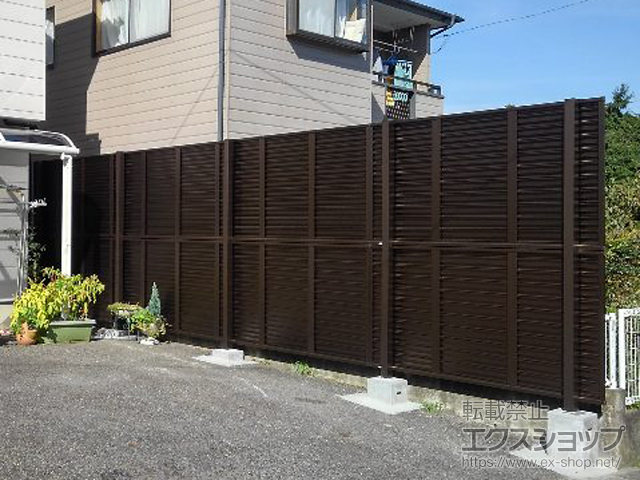 福島県田村郡三春町ののフェンス・柵 シンプレオフェンス13型 目隠しルーバー 2段支柱 自立建て用 施工例