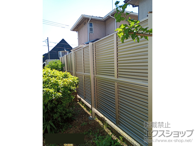 東京都八王子市ののフェンス・柵 ミエーネフェンス 目隠しルーバータイプ 2段支柱 自立建て用 施工例
