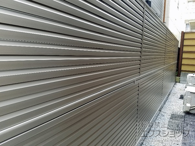 東京都新宿区ののフェンス・柵 ミエーネフェンス 目隠しルーバータイプ 2段支柱 自立建て用(パネル2段) 施工例