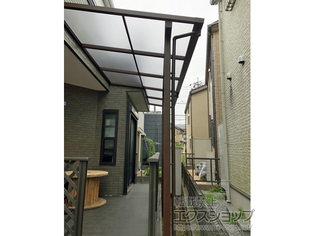 千葉県松戸市ののテラス屋根 サザンテラス (フレーム仕様) テラスタイプ 連棟 積雪〜20cm対応※壁面奥行違い納まり 施工例