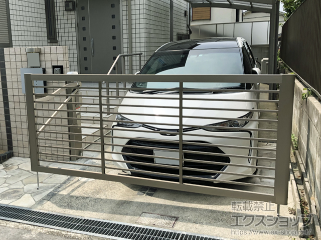 大阪府南河内郡河南町ののカーゲート スウィングアップゲート1型 横格子 電動式 施工例