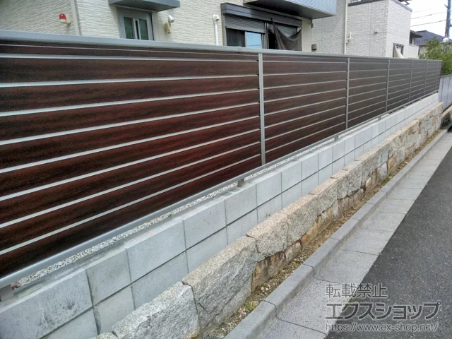 三重県桑名市のYKKAPのフェンス・柵・塀 ルシアスフェンスF02型 横目隠し 木調カラー 自由柱施工 施工例