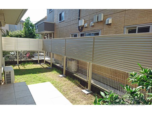 東京都日野市ののフェンス・柵 ミエーネフェンス 目隠しルーバータイプ 2段支柱 自立建て用(パネル1段) 施工例