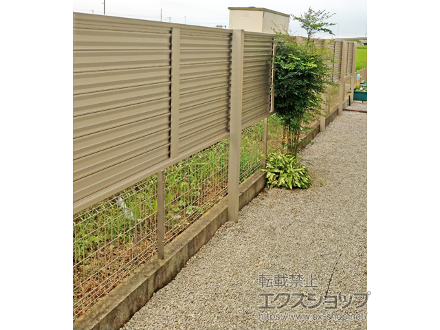 埼玉県久喜市ののフェンス・柵 ミエーネフェンス 目隠しルーバータイプ 2段支柱 自立建て用（パネル1段） 施工例