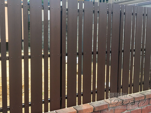 兵庫県三木市ののフェンス・柵 タテイタスタイル 120＋45サイズ（隙間20mm）※リアルウッド 施工例