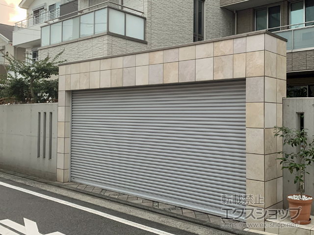 神奈川県横浜市ののガレージシャッター プラテアII スチールタイプ 電動式（外置き） 施工例