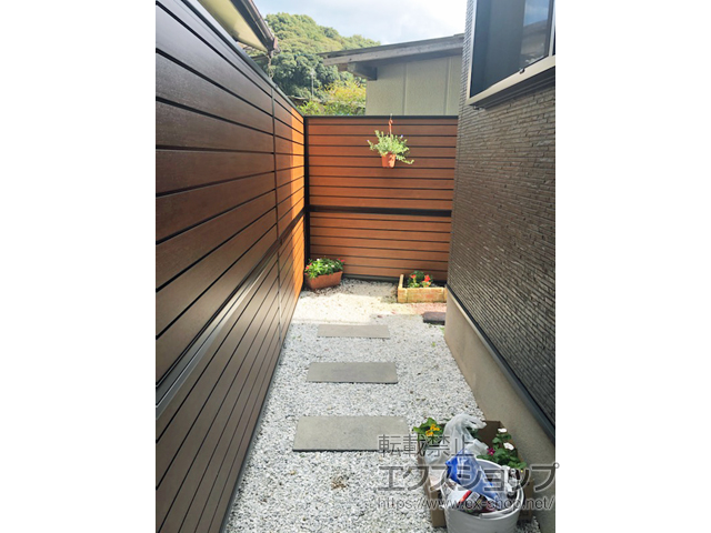 福岡県那珂川市ののフェンス・柵 モクアルフェンス 目隠しタイプ 2段支柱 自立建て用（パネル2段） 施工例