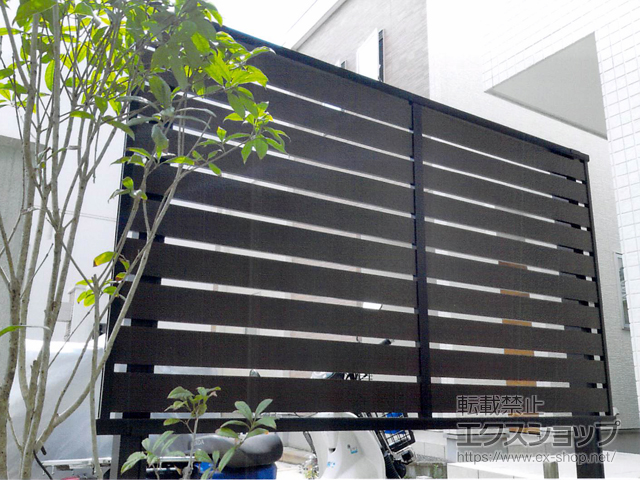 福岡県筑紫野市ののフェンス・柵 ルシアスフェンスF04型 横板 木目カラー 上段のみ設置 自立建て用 施工例