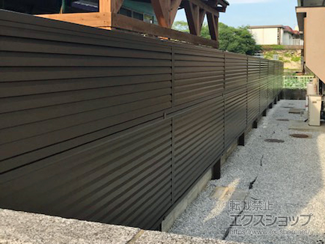 福岡県飯塚市ののフェンス・柵 ミエーネフェンス 目隠しルーバータイプ 2段支柱 自立建て用 施工例