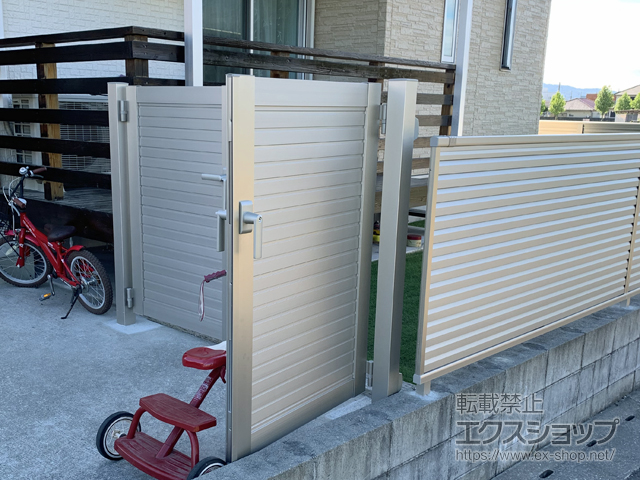 福岡県朝倉市のの門扉 シンプレオ門扉5型 横目隠し 両開き 門柱使用 施工例