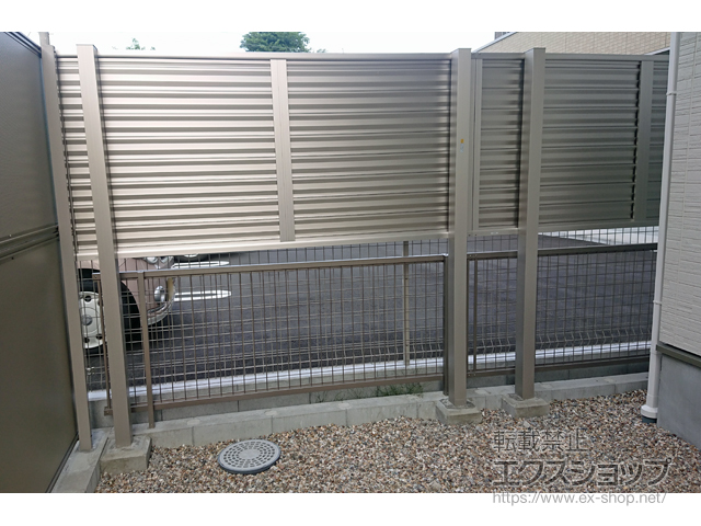 愛知県北名古屋市ののフェンス・柵 ミエーネフェンス 目隠しルーバータイプ 2段支柱 自立建て用(パネル1段) 施工例