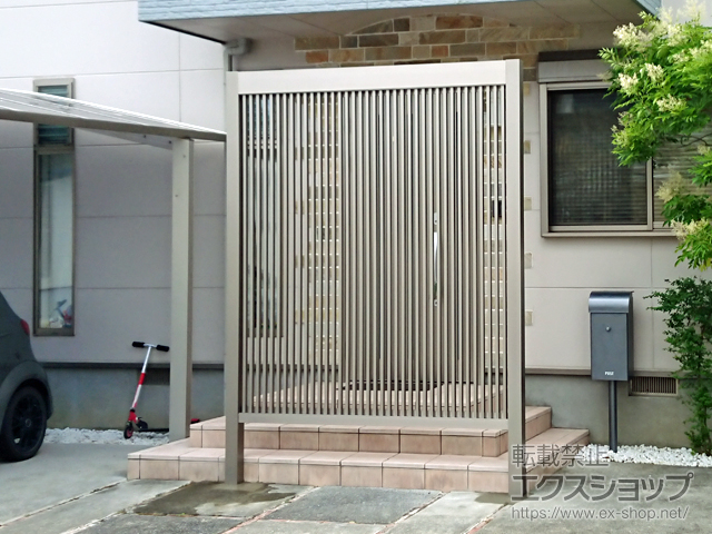 佐賀県鳥栖市ののフェンス・柵 Gスクリーン 細縦格子タイプ　間仕切り柱 施工例