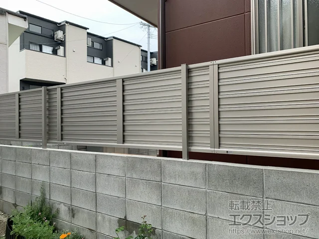 福岡県福岡市のYKKAPのフェンス・柵・塀 ルシアスフェンスF02型 横目隠し 木調カラー 自由柱施工 施工例
