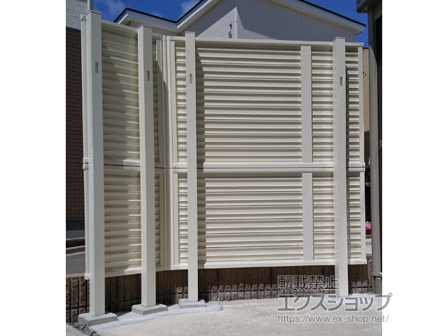 秋田県秋田市ののフェンス・柵 ミエーネフェンス 目隠しルーバータイプ 2段支柱 自立建て用(パネル2段） 施工例