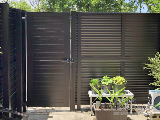 東京都足立区ののフェンス・柵 ミエーネフェンス 目隠しルーバータイプ 2段支柱 自立建て用 施工例