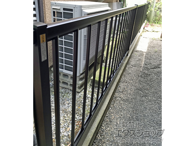 埼玉県春日部市ののフェンス・柵 シンプレオフェンスT2型 縦格子16本 間仕切柱施工 施工例