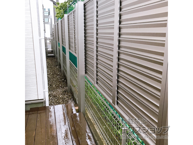埼玉県川越市ののフェンス・柵 ミエーネ目隠しルーバーフェンス 上段のみ設置 自立建て用 施工例