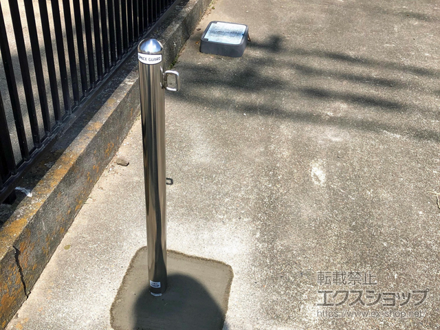 群馬県伊勢崎市ののカーゲート スペースガード(車止め) R48型(ステンレス製) 固定式 施工例