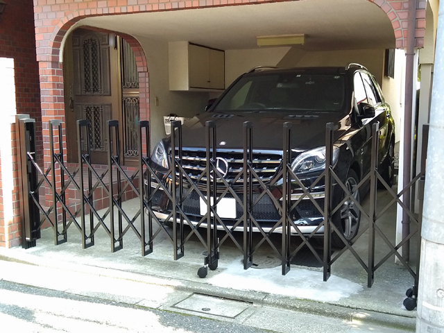 東京都練馬区ののカーゲート トリップゲートII 1型 シンプル ノンレール 片開き　36Ｓ 施工例