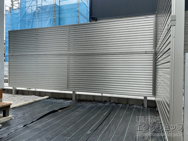 東京都町田市ののフェンス・柵 ミエーネフェンス 目隠しルーバータイプ 2段支柱 自立建て用 施工例