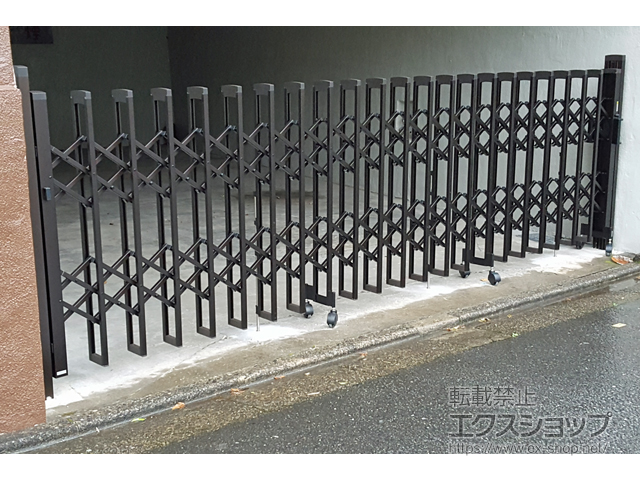 東京都杉並区ののカーゲート トリップゲートII S型 傾斜地対応 ノンレール 片開き　43Ｓ 施工例