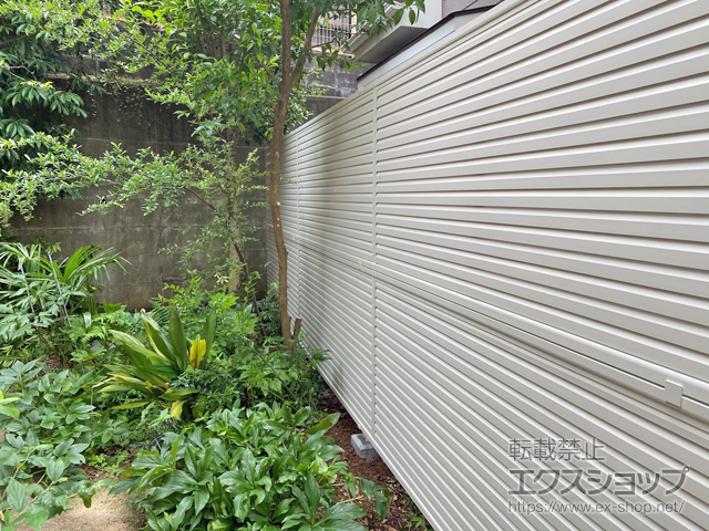 東京都町田市ののフェンス・柵 ミエーネフェンス 目隠しルーバータイプ 2段支柱 自立建て用(パネル2段) 施工例