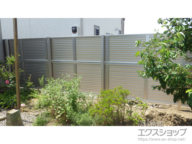 栃木県足利市ののフェンス・柵 ミエーネフェンス 目隠しルーバータイプ 2段支柱 自立建て用 施工例