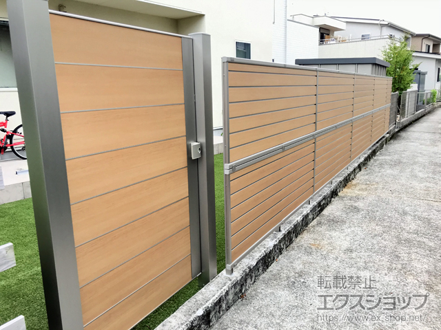 静岡県富士市ののフェンス・柵 ルシアスフェンスF02型 横目隠し 木調カラー 2段支柱 自立建て用 施工例