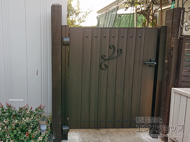 茨城県東茨城郡茨城町のの門扉 ルシアス門扉BM02型 リブモール(鋲あり) 片開き 木調カラー 門柱使用 施工例
