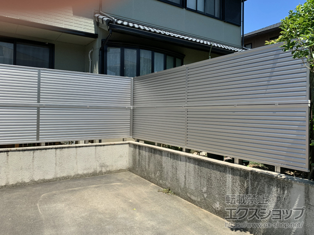 三重県津市ののフェンス・柵 ミエーネフェンス 目隠しルーバータイプ 2段支柱 自立建て用(パネル2段) 施工例
