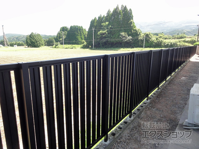 鹿児島県姶良郡湧水町ののフェンス・柵 ルシアスフェンスF03型 たて半目隠し 木調カラー 自由柱施工 施工例