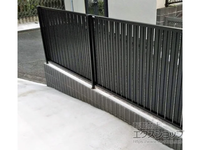 神奈川県横浜市のLIXIL(リクシル)のフェンス・柵・塀 フェンスAB TS2 縦スリット2　フリーポールタイプ 施工例