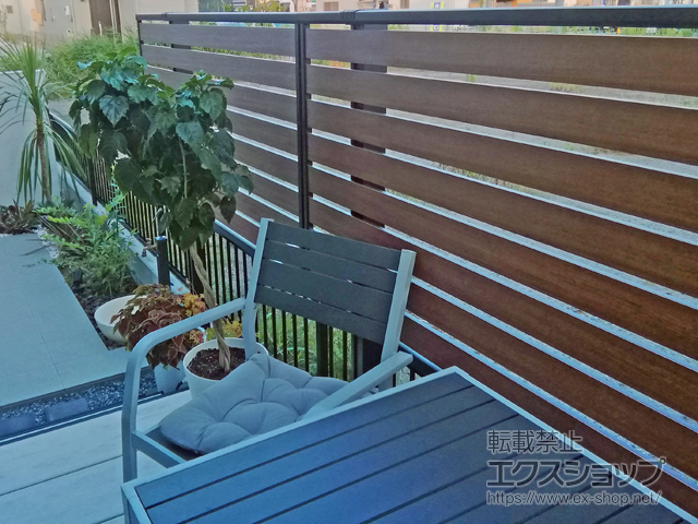 埼玉県八潮市ののフェンス・柵、ウッドデッキ、テラス屋根 モクアルフェンス 横板タイプ 2段支柱 自立建て用 施工例